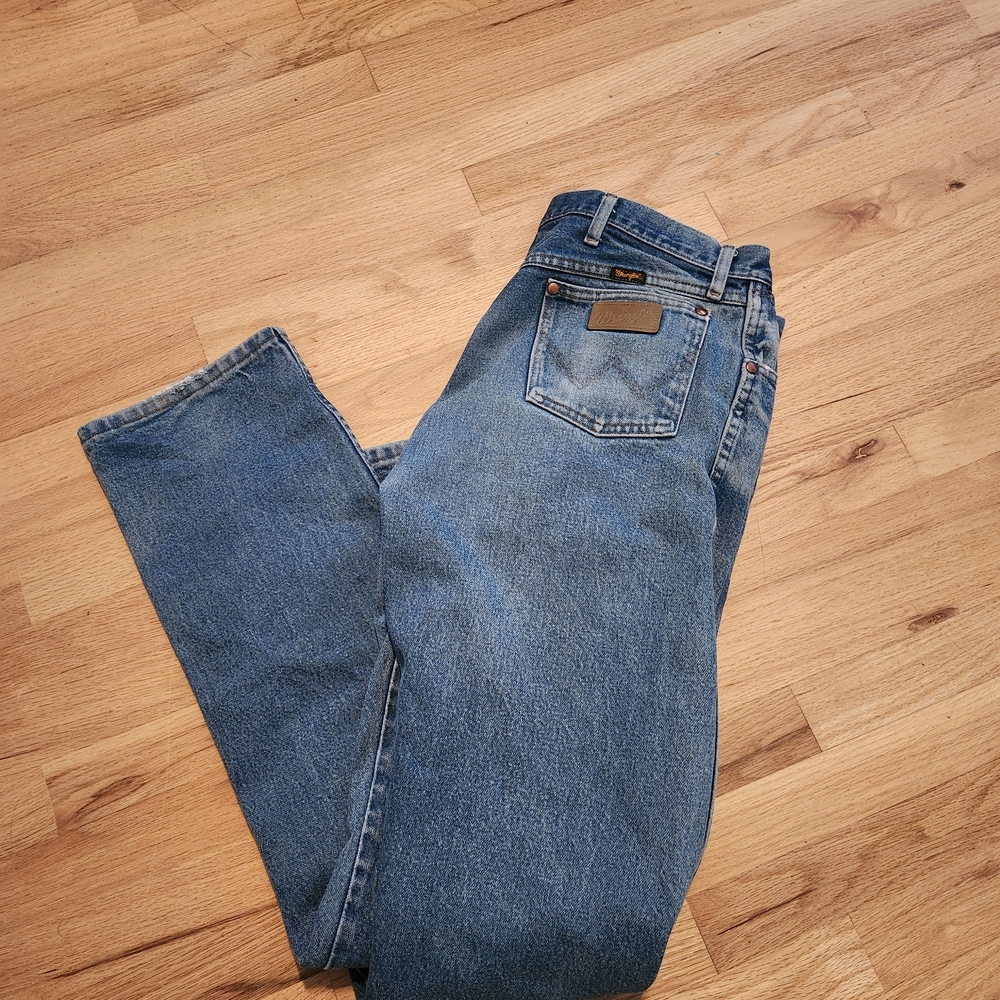 Wrangler Men's Straight Straight Leg Jeans in Medium Blue Wash